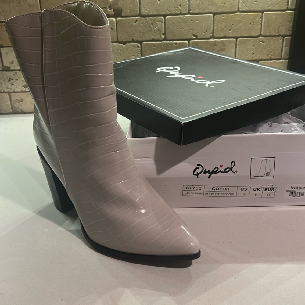 New never worn size 10 qupid off white  croc boots